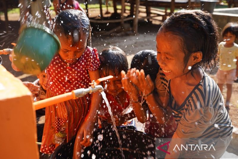 Sejumlah anak di Kabupaten Sumba Barat Daya, Nusa Tenggara Timur, mencoba sarana air baru yang diresmikan Wahana Visi Indonesia pada Agustus 2024. ANTARA FOTO/Tiara Hana