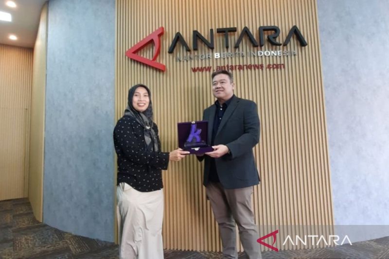 Kepala Redaksi Ekonomi LKBN ANTARA Hanni Sofia (kiri) dan Presiden Direktur Krom Bank Anton Hermawan (kanan) di ANTARA Heritage Center, Jakarta, Rabu (11/9/2024). ANTARA/Bayu Saputra