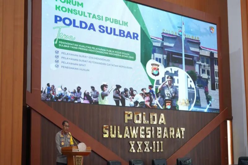 Wakapolda Sulbar Brigjen Polisi Rachmat Pamudji saat memberikan materi pada konsultasi publik yang digelar di Mapolda Sulbar, Rabu (11/9). (ANTARA/HO/Humas Polda Sulbar)