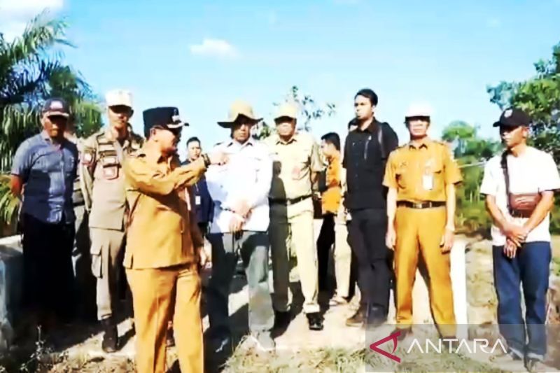 Pj Bupati Tanah Laut Syamsir Rahman saat melakukan sidak ke lokasi tambang ilegal. (ANTARA/Gunawan Wibisono)