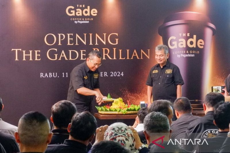 Direktur Utama PT Pegadaian Damar Latri Setiawan (kiri) dan Direktur Utama BRI Sunarso (kanan) meresmikan gerai ke-45 The Gade Coffee & Gold di Menara BRILiaN, Jakarta, Rabu (11/9/2024). ANTARA/Uyu Septiyati Liman