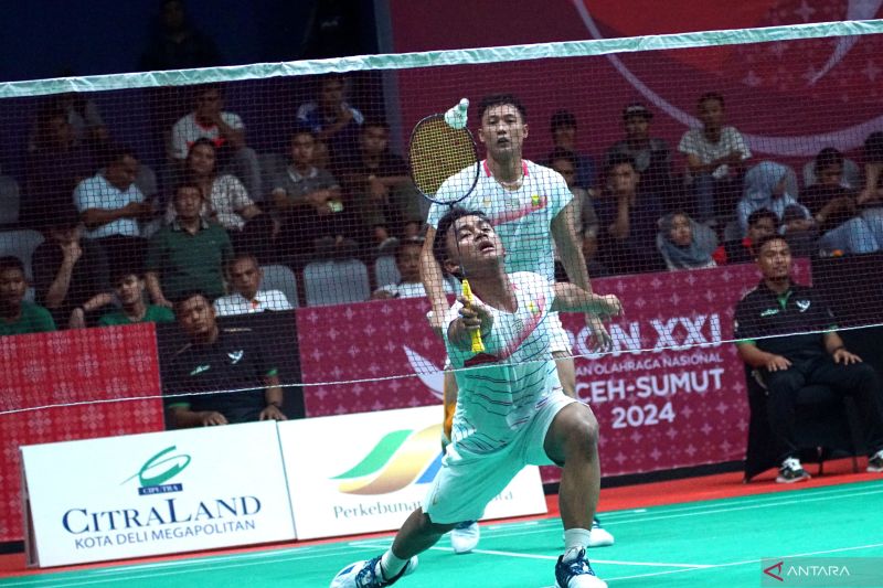 Ganda putra DKI Jakarta Calvin Valentino Sifen Tan/Muhammad Hafizh Deedat beraksi saat mengalahkan ganda putra Jawa Timur Mochamad Yovandika Ramadhan/Muhammad Fadel Ilyasa Duni dengan skor 21-19, 17-21, 21-19 pada semifinal cabang olahraga bulu tangkis nomor beregu putra Pekan Olahraga Nasional (PON) XXI Aceh-Sumut 2024 di GOR PBSI Sumut, Deli Serdang, Rabu (11/9/2024). (ANTARA/Naufal Ammar)