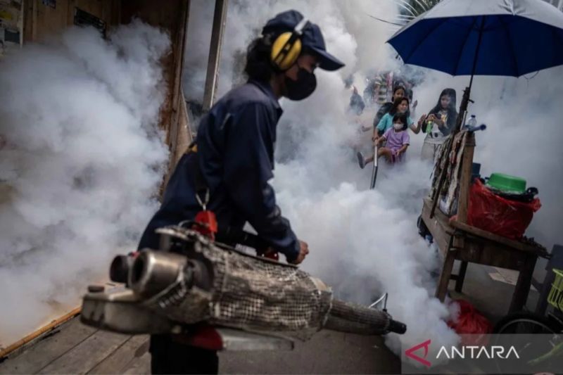 Arsip seorang petugas melakukan pengasapan (fogging) di kawasan permukiman, Kelurahan Grogol, Jakarta, Kamis (2/5/2024). Pengasapan tersebut untuk memberantas nyamuk aedes aegypti dalam upaya mencegah wabah demam berdarah dengue (DBD) di Jakarta. ANTARA FOTO/Bayu Pratama S