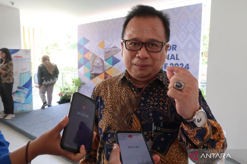 Dekan Fakultas Ekonomi dan Bisnis Universitas Mataram Ihsan Ro'is memaparkan tentang skema pembiayaan kreatif untuk pembangunan berkelanjutan di sela konferensi internasional sektor publik bertajuk Creative Local Finance to Achieve Sustainable Development Goals 2030 di Lombok Barat, Nusa Tenggara Barat, Rabu (11/9/2024). ANTARA/Sugiharto Purnama