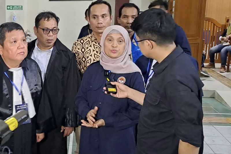 Wakil Ketua LPSK Sri Nurherwati (tengah) di sela persidangan Peninjauan Kembali ketika mendampingi para terlindung dalam kasus kematian Vina dan Eki di Pengadilan Negeri Cirebon, Jawa Barat, Rabu (11/9/2024). ANTARA/HO-LPSK.