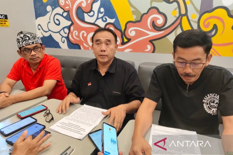Wawanto (kanan) bertemu dengan wartawan di Solo, Jawa Tengah, beberapa waktu lalu. ANTARA/Aris Wasita