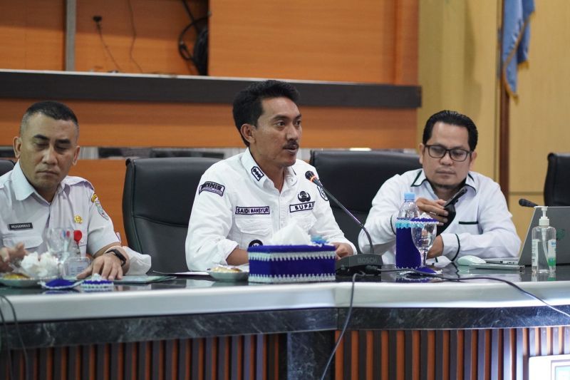 Bupati Banjar Saidi Mansyur (tengah) saat memimpin rakor koordinasi terkait pencegahan korupsi di Aula Barakat Martapura, Rabu (11/9/2024). (ANTARA/HO-Kominfo Kabupaten Banjar)