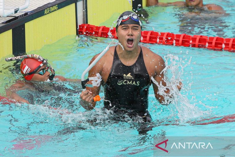 Ekspresi atlet selam DKI Jakarta Harvey Hubert Marcello Hutasuhut usai berhasil meraih emas nomor selam 100 meter bifins pada PON XXI Aceh-Sumut di Kolam Tirta Raya, Banda Aceh, Rabu (11/9/2024). (ANTARA/Khalis Surry)