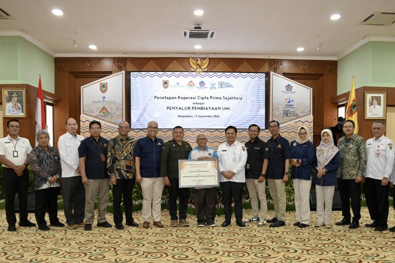 Pemprov Kalsel bersama Kanwil Kemenkeu Kalsel usai melakukan penandatanganan kerja sama dengan Badan Layanan Umum (BLU) Pusat Investasi Pemerintah (PIP) di Banjarbaru, Kalimantan Selatan, Rabu (11/9/2024). (ANTARA/HO-DJPb Kalsel)