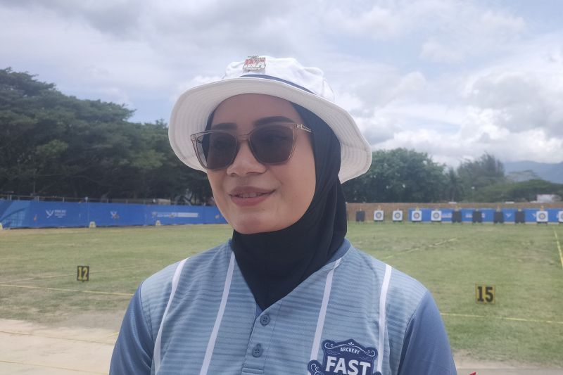 Pemanah Jawa Timur Diananda Choirunisa saat ditemui usai menang melawan atlet asal Jawa Barat, Ratna Humaira pada semifinal panahan divisi recurve putri dalam perhelatan Pekan Olahraga Nasional (PON) XXI/2024 Aceh-Sumatera Utara di Stadion Harapan Bangsa, Banda Aceh, Rabu (11/9/2024). ANTARA/Risky Syukur