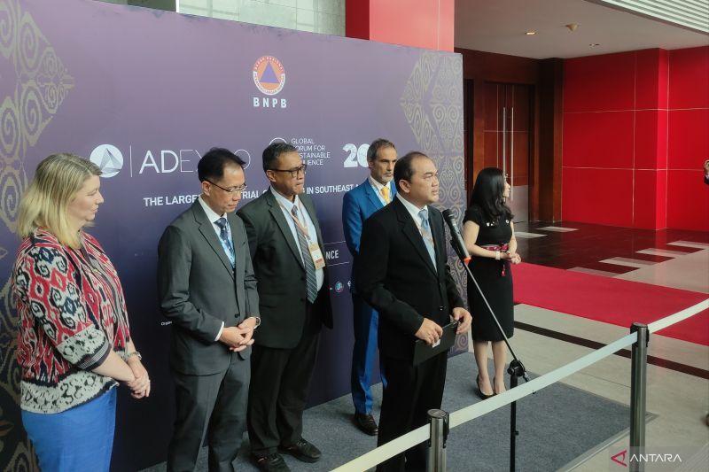 Ketua Komite ASEAN Untuk Manajemen Bencana sekaligus Direktur Nasional Pusat Pengelolaan Bencana Negara Brunei Darussalam, Kolonel (Rtd) Muhd Harrith Rashidi Bin Haji Muhd Jamin memberikan keterangan pers terkait peran ASEAN memaknai 20 tahun tsunami Samudra Hindia saat pembukaan Global Forum for Sustainable Resilience (GFSR) 2024 dan pameran Asia Disaster Management and Civil Protection Expo, and Conference (ADEXCO) di JIExpo, Kemayoran, Jakarta, Rabu (11/9/2024). (ANTARA/M Riezko Bima Elko Pr