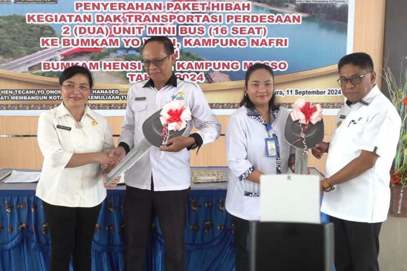 Penjabat Wali Kota Jayapura Christian Sohilait (Kanan) saat menyerahkan secara simbolis bantuan hibah kendaraan bagi Bumkam, puskesmas dan Rumah Sakit Ramela (ANTARA/HO-Humas Pemkot Jayapura)