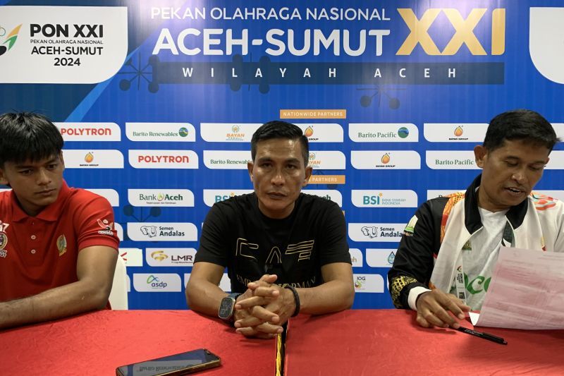 Pelatih Sumatera Utara Ridwan Saragih (tengah) saat junpa pers di Banda Aceh, Rabu (11/9/2024). ANTARA/Mario Sofia Nasution