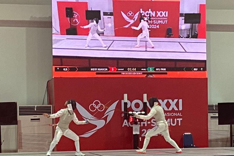 Atlet anggar Riau Ayu Pani (kanan) dan atlet anggar Kalimantan Barat Mery Ananda (kiri) saat bertanding di partai final untuk nomor floret perorangan putri pada Pekan Olahraga Nasional (PON) XXI Aceh-Sumut 2024 di GOR Anggar Komplek Stadion Harapan Bangsa, Banda Aceh, Rabu malam (11/9/2024). (ANTARA/Rizka Khaerunnisa)