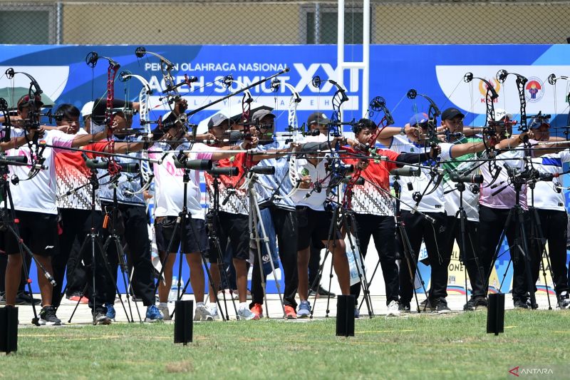 Sejumlah atlet panahan bersiap melepaskan anak panah pada kualifikasi divisi compound putra PON XXI Aceh-Sumut di area Stadion Harapan Bangsa, Banda Aceh, Aceh, Selasa (10/9/2024). (ANTARA/Budi Candra Setya)