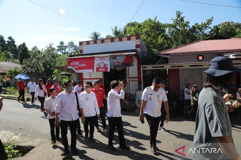 Wali Kota Manado Andrei Angouw, saat meninjau pemukiman warga dan kegiatan pasar murah, di Manado, Rabu (11/9/2024). ANTARA/HO-Pemkot.