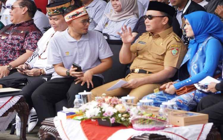Kepala OJK Provinsi Kalimantan Tengah, Primandanu Febriyan Aziz (lawung) berbincang dengan Gubernur Kalteng, H Sugianto Sabran Gebyar UMKM Wilayah Barat 2024 di wilayah Sampit, Kotawaringin Timur.(FOTO: Dokumentasi OJK Kalteng untuk Borneonews)