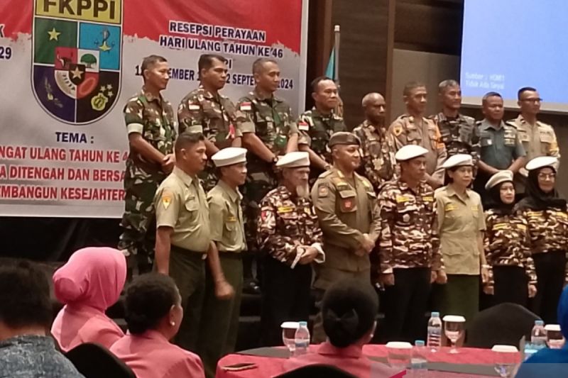 Asisten 1 Sekda Biak Semuel Rumaikeuw foto bersama Asisten Potensi Kedirgantaraan Kastaf Koopsud III Kolonel Andi Muharam dengan pengurus FKPPI 24.08,Kamis (12/9). ANTARA/Muhsidin