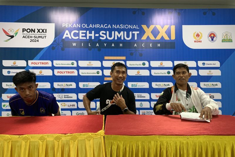 Pelatih Sulawesi Tengah Zulkifli Syukur (tengah) saat jumpa pers di Stadion H Dimurthala Banda Aceh. ANTARA/Mario Sofia Nasution
