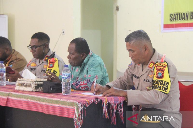 Polres Maybrat mengumpulkan para kepala kampung dalam rangka pengamanan Pilkada 2024 di wilayah itu, Kamis (12/09/2024). ANTARA/Paulus Pulo.