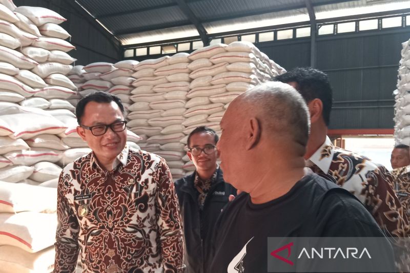 Penjabat Bupati Cirebon Wahyu Mijaya (kiri) saat meninjau kondisi di salah satu gudang penyimpanan beras milik Bulog, di Cirebon, Jawa Barat, Kamis (12/9/2024). ANTARA/Fathnur Rohman