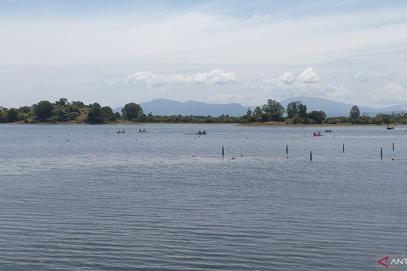 Sejumlah atlet dayung rowing putra saling memacu perahu di partai final rowing di bendungan Keuliling Aceh, Kamis (12/9). ANTARA/Muhammad Zulfikar.