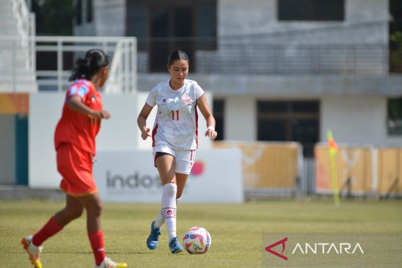 Pemain DKI Jakarta berebut bola dengan pemain Babel pada semifinal sepak bola putri PON 2024.Laga tersebut dimenangkan DKI Jakarta dengan skor 2-1 (ANTARA/Fransisco Carolius)