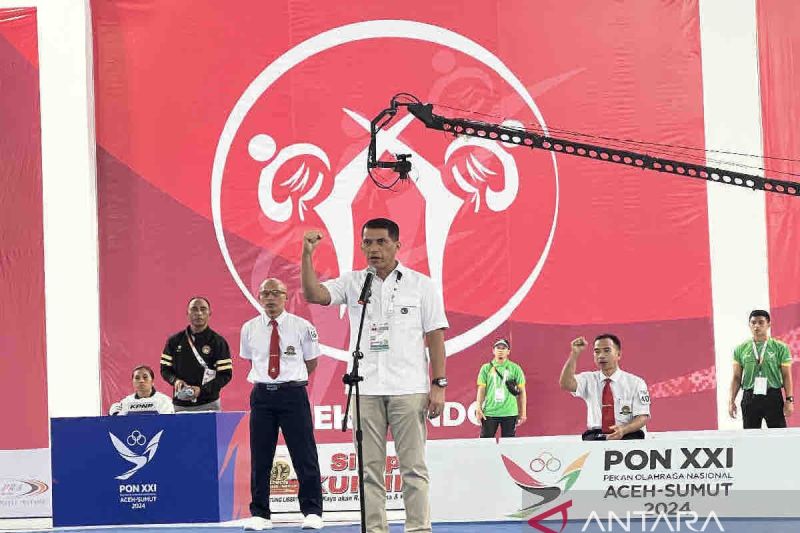 Sekretaris Jenderal (Sekjen) Pengurus Besar Taekwondo Indonesia (PBTI) Brigjen TNI Robert Ndona membuka pertandingan taekwondo PON XXI di gedung Martial Arts Arena, Kompleks Sumut Sport Center, Deli Serdang, Sumatera Utara, Kamis (12/9/2024). ANTARA/Harianto