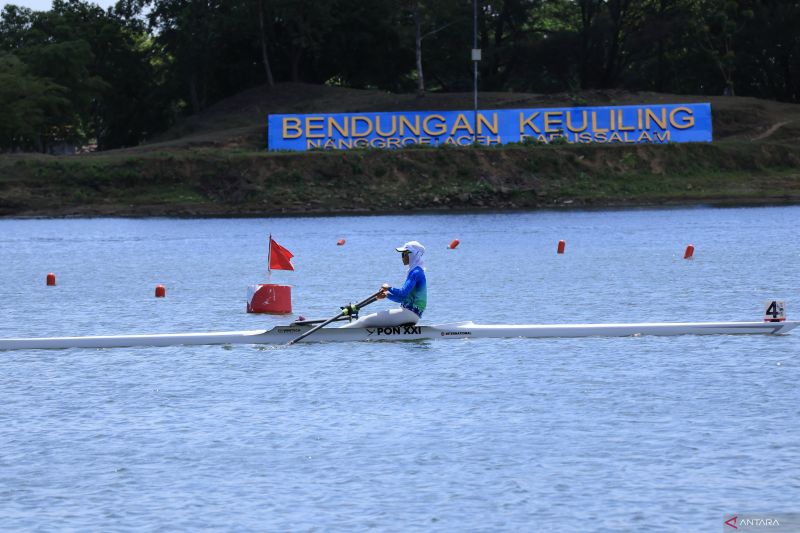 Atlet Olimpiade Tokyo 2020 Mutiara Rahma Putri yang mewakili Provinsi Jambi mengayuh perahunya usai memastikan diri menyabet medali emas pada perlombaan cabang olahraga dayung rowing di Bendungan Keuliling, Aceh Besar, Kamis (12/9/2024). ANTARA/Muhammad Zulfikar.
