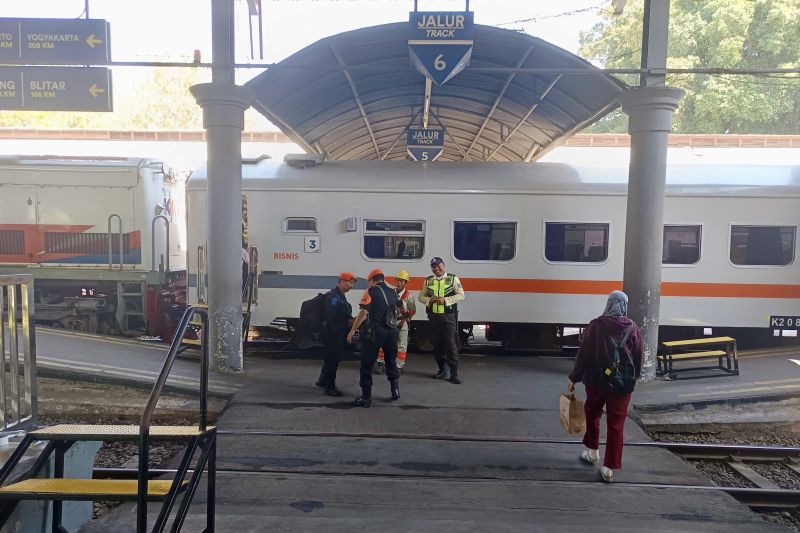 Penumpang bersiap naik kereta api di Stasiun Gubeng, Surabaya, Jawa Timur, Kamis (12/9/2024). (ANTARA/HO-KAI)