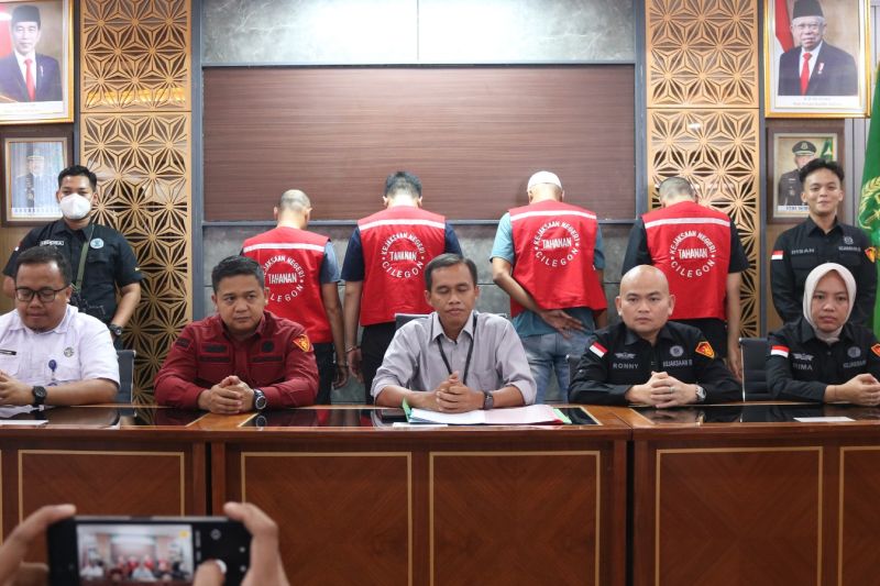 Kejaksaan Negeri Cilegon menahan empat kurir selundupkan sabu sebesar 20 kilogram modus penyamaran barang komoditi limpahan BNN RI di Cilegon, Rabu (11/9/2024). (ANTARA/HO-Kejari Cilegon)
