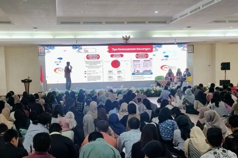 Seminar Peningkatan Literasi Keuangan Generasi Muda yang diselenggarakan oleh OJK Kepulauan Riau, di Politeknik Negeri Batam. ANTARA/HO-OJK Kepri