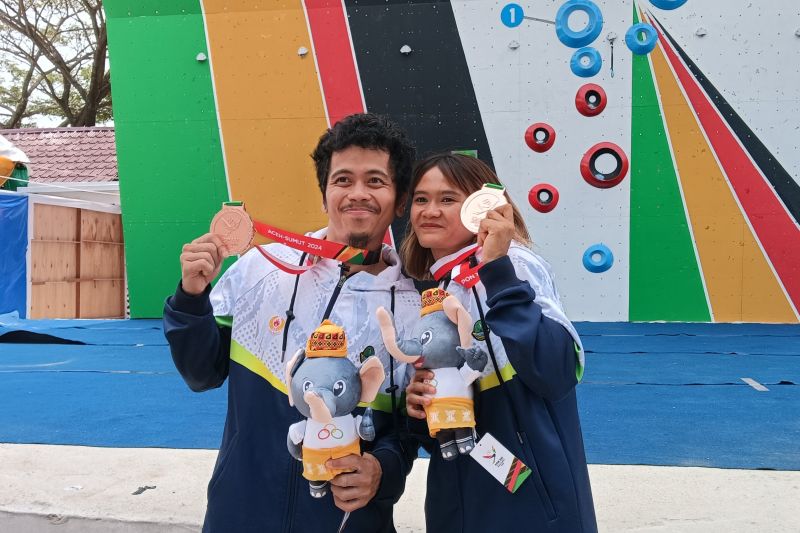 Pasangan suami istri atlet panjat tebing Bim Sigrid dan Widia Fujiyanti yang berlaga di Pekan Olahraga Nasional (PON) XXI Aceh-Sumatra Utara 2024. (ANTARA/Zuhdiar Laeis)