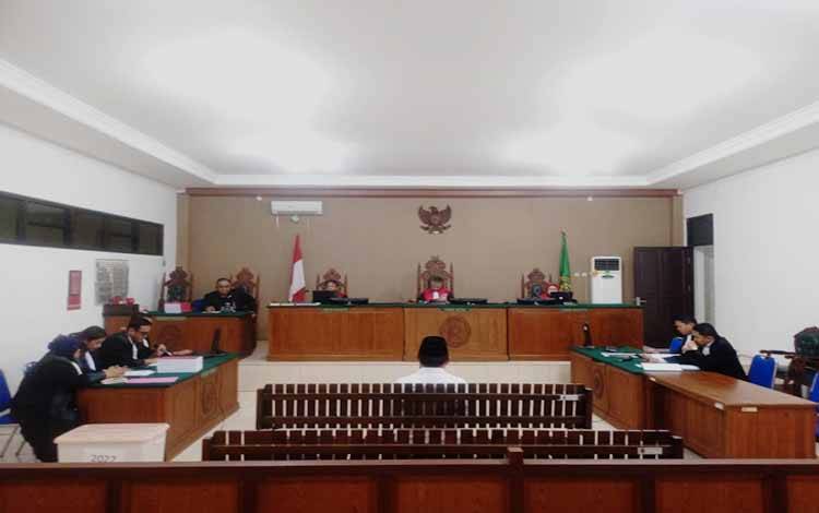 Ujang Iskandar saat menjalani sidang perdana dengan agenda pembacaan dakwaan atas kasus dugaan korupsi di Pengadilan Tipikor Palangka Raya, Kamis, 12 September 2024. (Foto:MARINI)