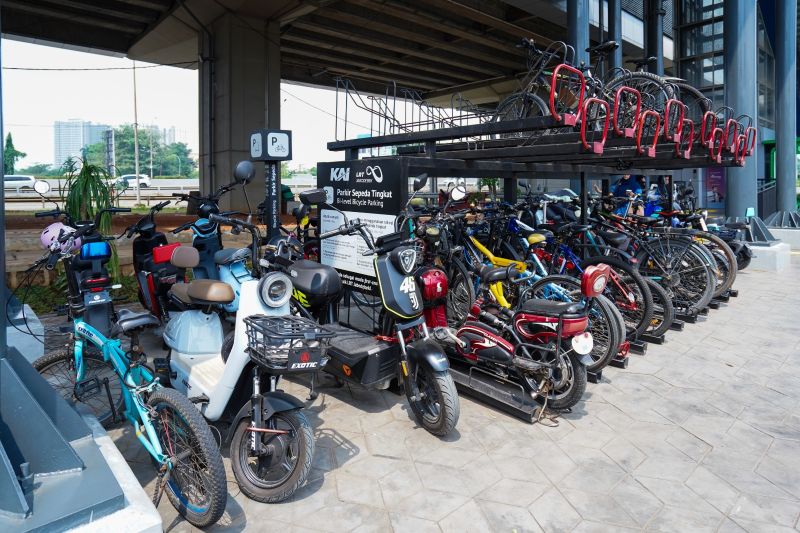 Parkir sepeda di salah satu stasiun LRT Jabodebek. (ANTARA/HO - LRT Jabodebek)