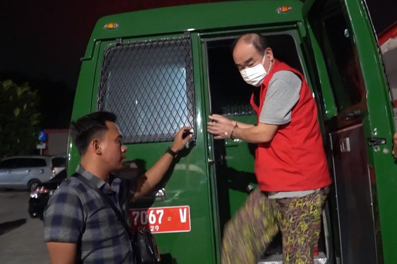 Petugas Kejaksaan Kabupaten Tangerang saat menggiring Lee Soo Hyun seorang warga negara asing (WNA) asal Korea Selatan (Korsel) terpidana kasus penggelapan Rp26 miliar. ANTARA/(HO-Kejari Kabupaten Tangerang