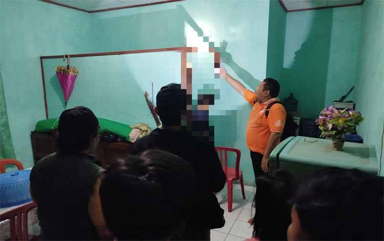 Wanita paruh baya saat ditemukan tergantung dirumahnya (Foto : ERP)