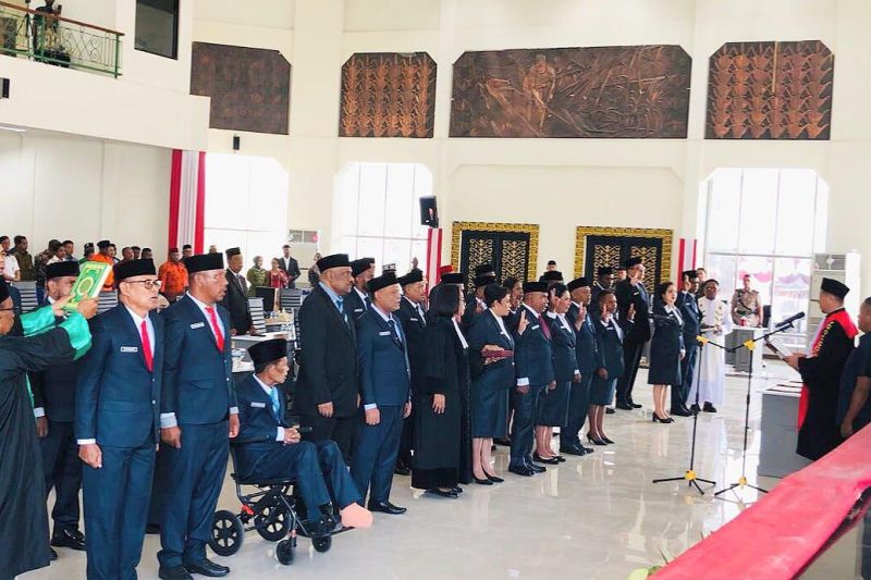 Ketua PN Kaimana Syafrudin memimpin pengucapan sumpah/janji 25 orang anggota DPRD Kabupaten Kaimana periode 20242029, Kamis (12/09/2024). (ANTARA/HO-Isabela Wisang)