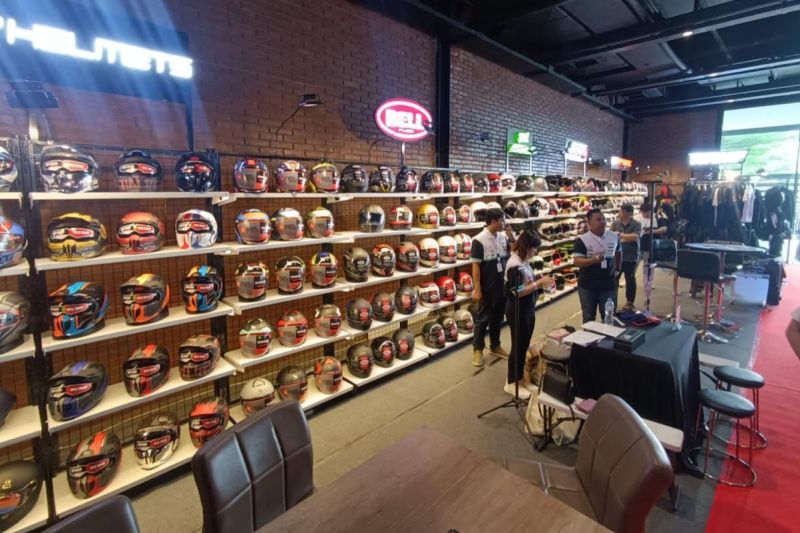 Suasana pameran Indonesia Motorcycle Helmets Apparel Accessories Exhibition (IMHAX) 2024. (ANTARA/HO-IMHAX)