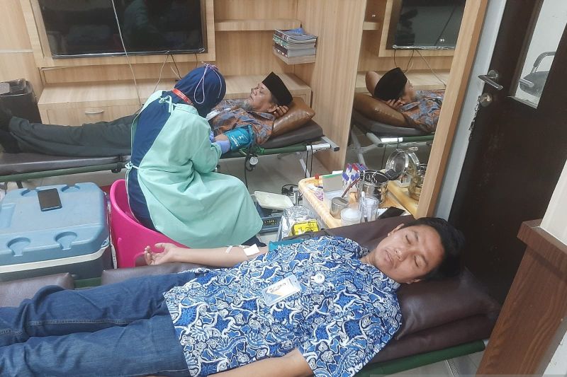 Kegiatan donor darah menyambut HUT ke-43 Perumda Tirta Bhagasasi Kabupaten Bekasi, Jawa Barat di kantor pusat perusahaan setempat, Jalan Inspeksi Kalimalang, Desa Hegarmukti, Kecamatan Cikarang Pusat, Kamis. (ANTARA/Pradita Kurniawan Syah).