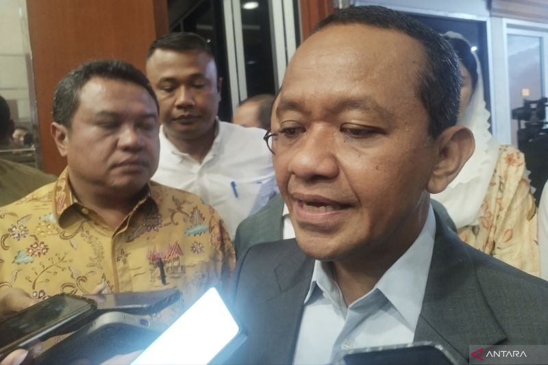 Menteri Energi dan Sumber Daya Mineral yang juga Ketua Umum Partai Golkar Bahlil Lahadalia di Kompleks Parlemen, Jakarta. ANTARA/Bagus Ahmad Rizaldi.