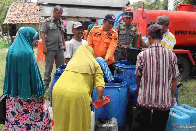 BPBD Kabupaten Bekasi, Jawa Barat menyalurkan bantuan air bersih kepada warga di Desa Karangbahagia, Kecamatan Karangbahagia, Kamis. ANTARA/Pradita Kurniawan Syah