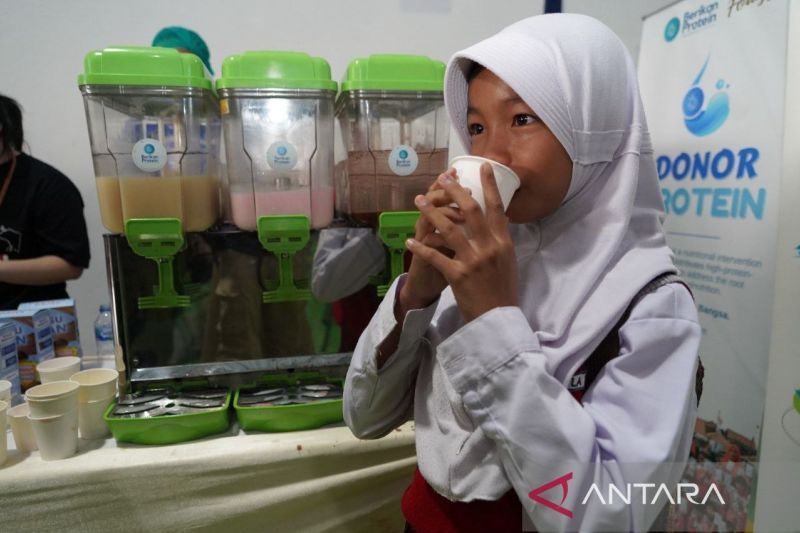 Seorang anak Sekolah Dasar di Kabupaten Indramayu yang sedang minum susu ikan saat acara peluncuran susu ikan tahun lalu. ANTARA/HO-KKP