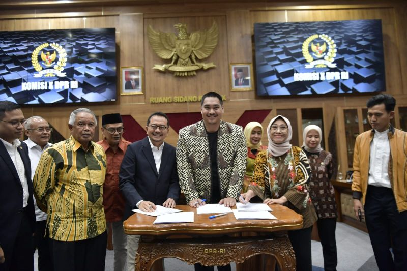 Menteri Pemuda dan Olahraga (Menpora RI) Dito Ariotedjo berfoto bersama Komisi X DPR RI rapat kerja (raker) usai di Kompleks Parlemen, Senayan, Jakarta, Kamis (12/9/2024). (ANTARA/HO-Kemenpora RI)