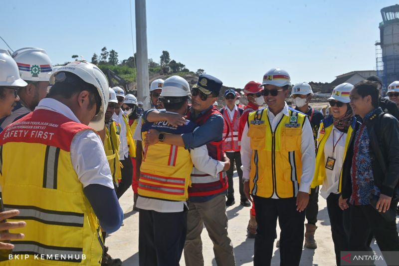 Menteri Perhubungan (Menhub) Budi Karya Sumadi setelah melakukan pendaratan perdana pesawat jet berpenumpang di Bandara IKN, Kalimantan Timur, Kamis (12/9/2024). ANTARA/HO-Kemenhub