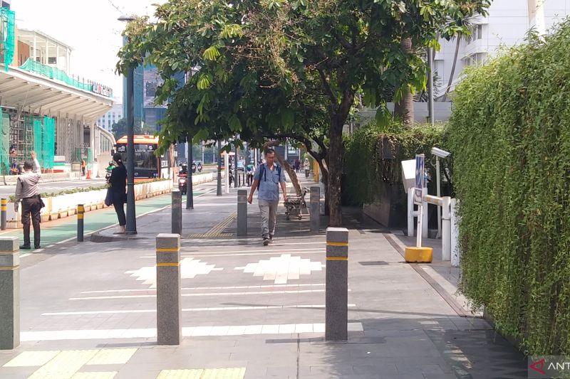 Arsip foto - Pejalan kaki memanfaatkan jalur trotoar di dekat kawasan Bundaran HI, Jakarta, Senin (3/10/2022). (ANTARA/Dewa Ketut Sudiarta Wiguna)