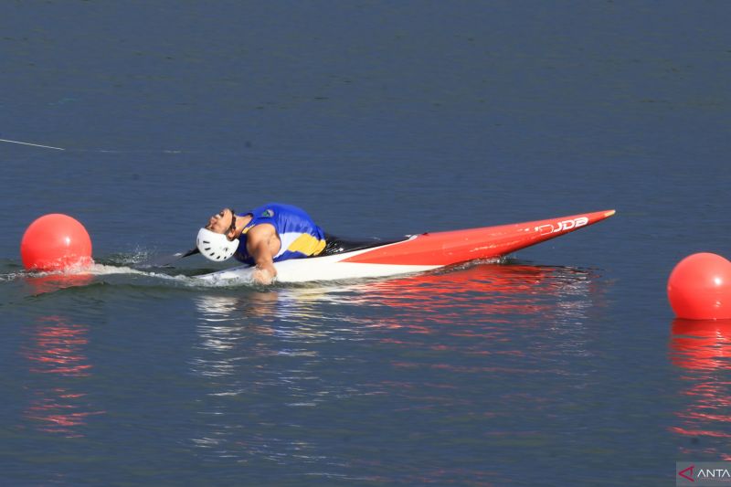 Ade Yoan Sutanto atlet dayung putra Jawa Barat berselebrasi usai finis terdepan mengalahkan Nopriadi asal Riau untuk memastikan medali emas pada nomor man canoe 1 (52-1-1) di Bendungan Keuliling, Kabupaten Aceh Besar, Kamis (12,9/2024). ANTARA/Muhammad Zulfikar.