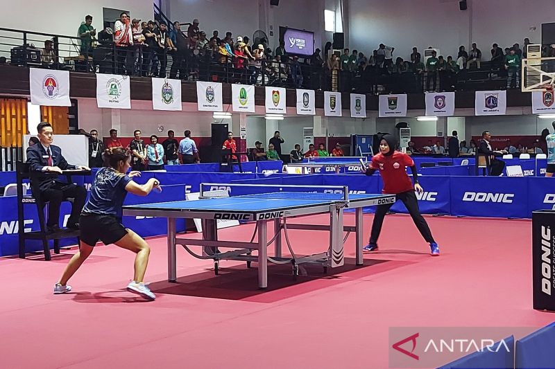 DKI Jakarta mempertahankan medali emas tenis meja beregu putri pada ajang PON XXI Aceh-Sumatera Utara. (ANTARA/Aditya Ramadhan)