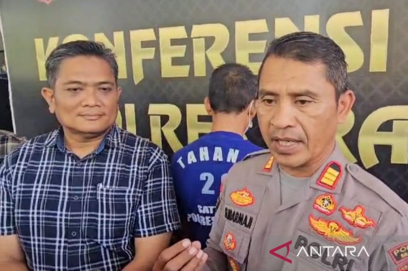 Kepolisian Sektor (Kapolsek) Sumberlawang Ajun Komisaris Sudarmaji (kanan) dan Kepala Satreskrim Polres Sragen Ajun Komisaris Isnovim Chodariyanto memberikan keterangan kepada wartawan di Kabupaten Sragen, Jawa Tengah, Kamis (12/9/2024). ANTARA/Aris Wasita