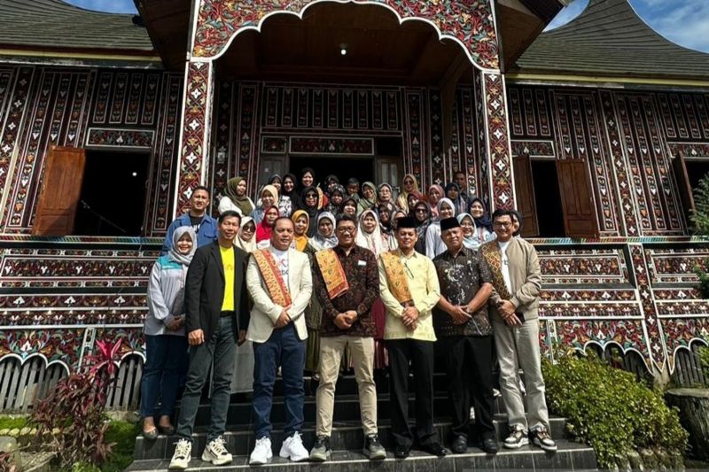OJK bersama BNI Wilayah 2 memberikan pelatihan bagi korban terdampak bencana di Paninjauan, Tanah Datar. (ANTARA/HO-OJK)
